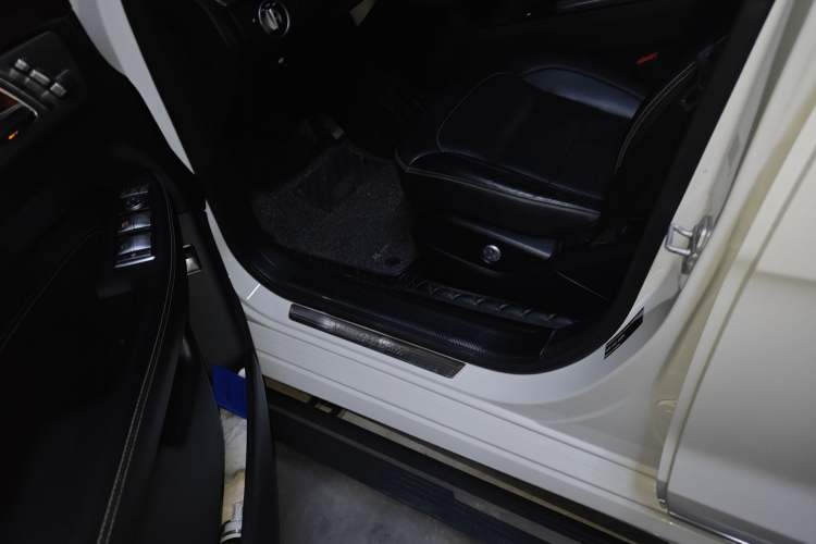 Used Mercedes-Benz M-Class 2015 ML 320 4MATIC Driver Seat