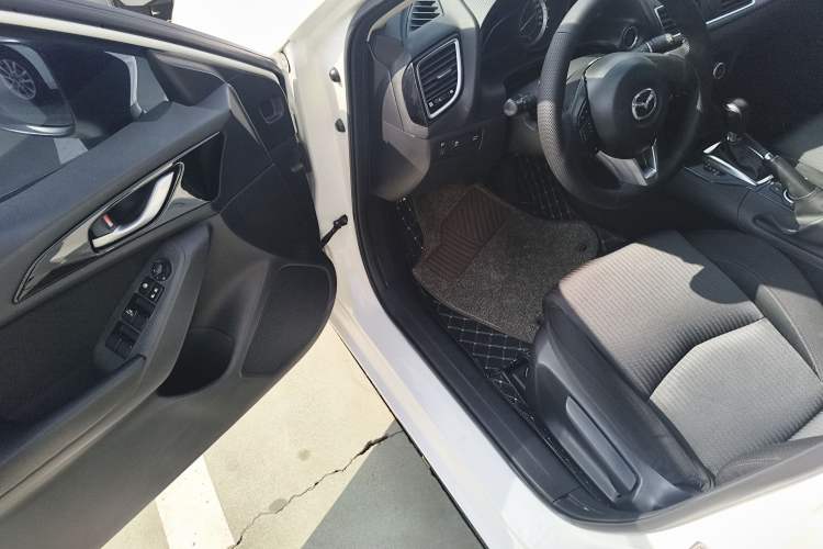 Used Mazda Mazda 3 Axela 2014 Sedan 1.5L Automatic Luxury Model