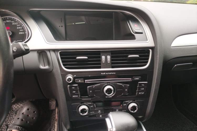 Used Audi A4L 2016 35 TFSI Collector's Edition Automatic Standard Model Audio And AC Panel