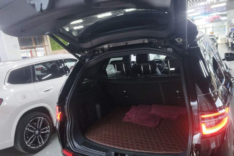 Used Land Rover Discovery Sport 2021 249 PS R-Dynamic S Performance Edition Trunk