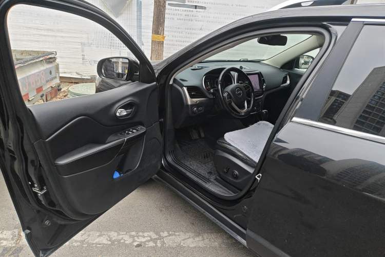 Used Jeep Cherokee 2016 2.4L Professional Smart Version