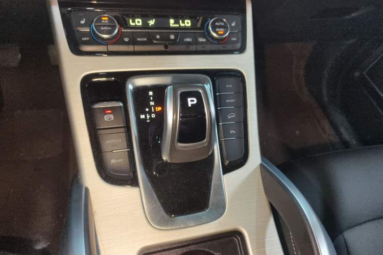 Used Geely Auto Emgrand X7 Sport 2020 1.8TD DCT Two-Wheel Drive Smart Connect 4G-Enabled Version Gear Lever