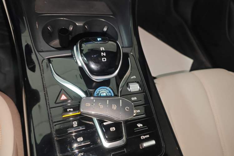 Used BYD Qin PLUS 2024 HONOR Edition DM-i 55KM Leading Model Gear Lever