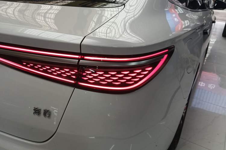 Used BYD Seal 2024 HONOR Edition DM-i 1.5L 121km Luxury Model Right Rear Taillight