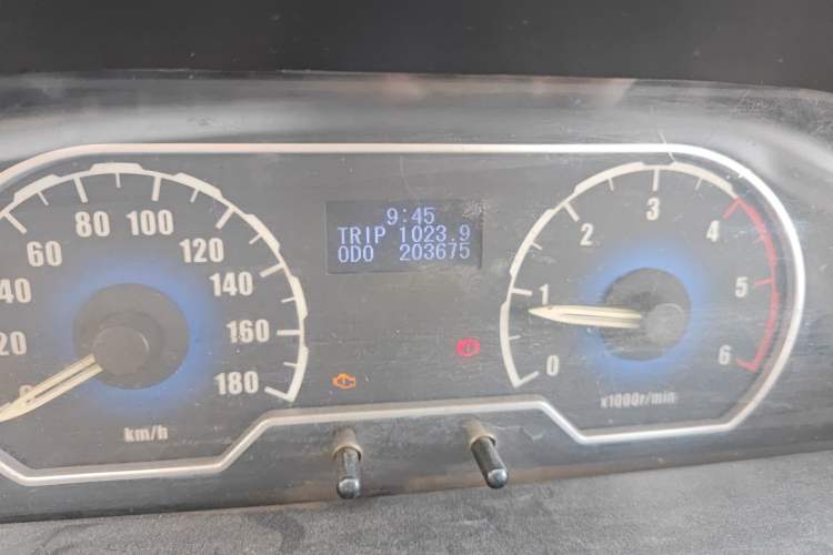 Used SAIC MAXUS Xintu V80 2014 2.5T Aoyuntong Short Wheelbase Low Roof