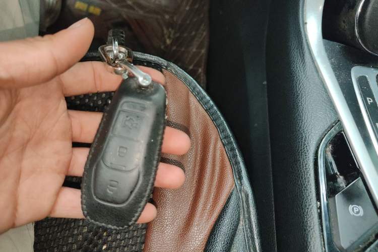 Used Ford Edge 2015 2.0T GTDi Two-Wheel-Drive High-Line Version
