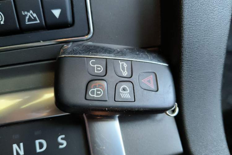 Used Land Rover Discovery 2016 3.0 SC Obsidian Black Heritage Edition HSE