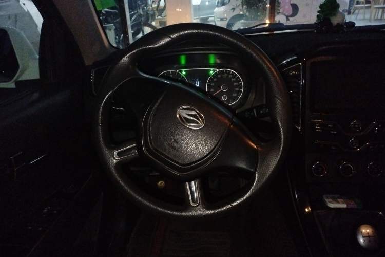 Used Land X8 2015 Explorer Edition 2.0T Diesel 4x2 Luxury Model