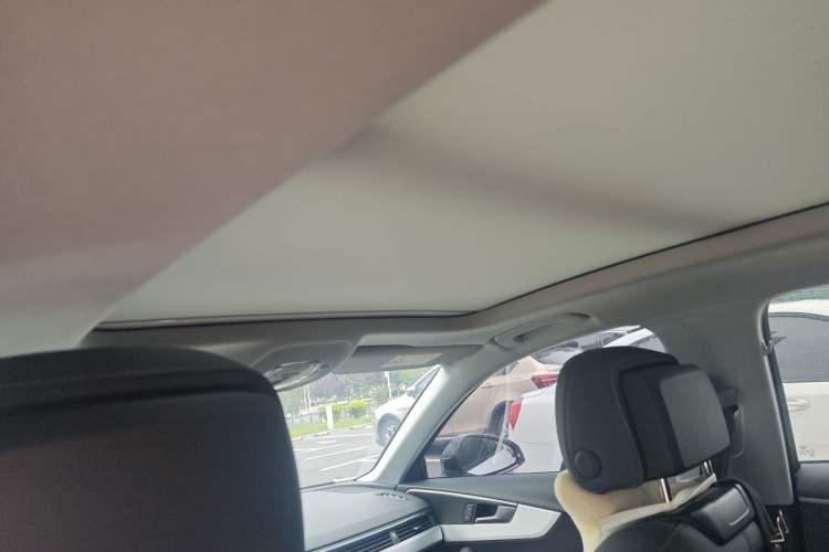 Used Audi A4L 2023 40 TFSI Luxury Dynamic Model Headliner