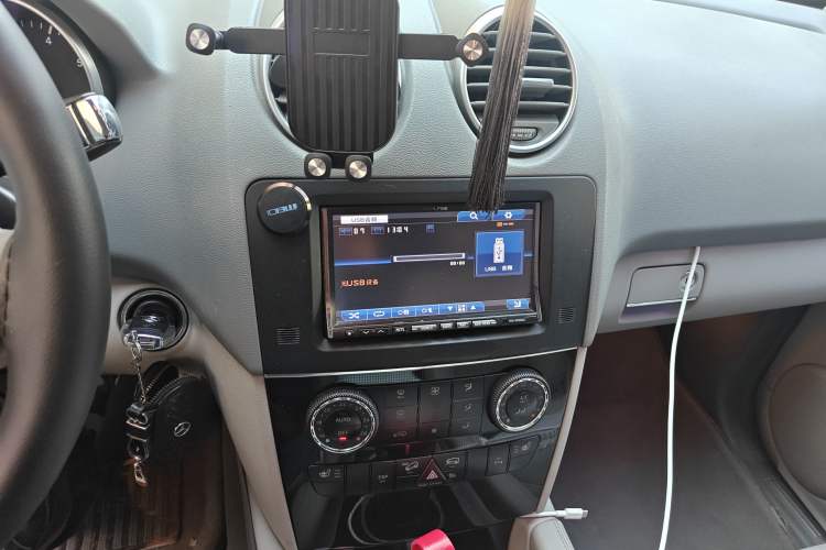 Used Mercedes-Benz M-Class 2010 ML 300 4MATIC Audio And AC Panel