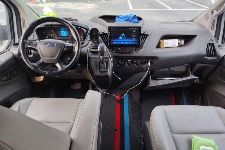 Used Ford Transit 2020 2.0T Gasoline Automatic Multi-Function Commercial Vehicle Mid-axle Low-roof Design with Dual Rear Doors Meeting China VI Emission Standards