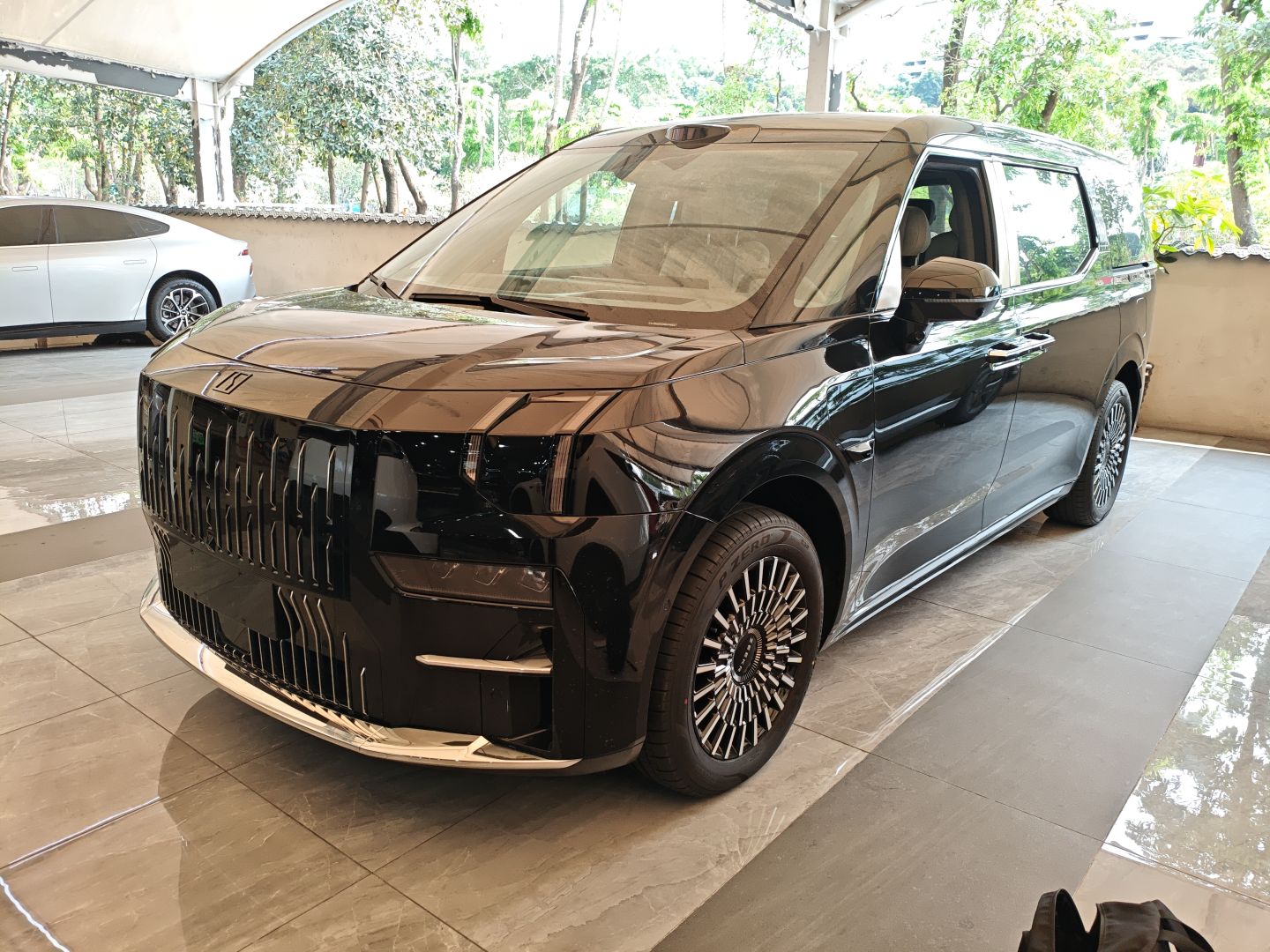 تحت مقدمة السيارة