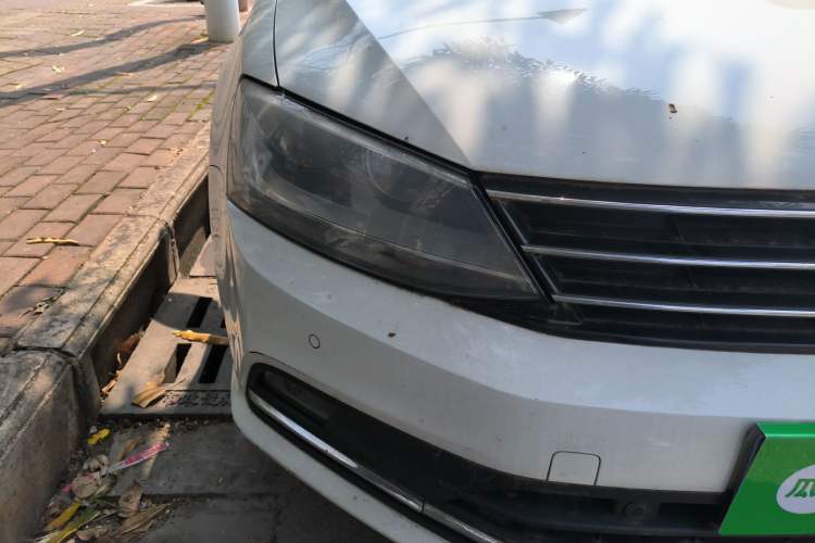 Used Volkswagen Sagitar 2015 230TSI Automatic Luxury Model Right Front Headlight