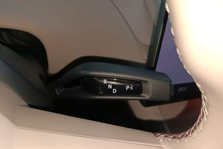 Used Xiaomi Auto YU7 2025 Ultra-Long Range High-Performance All-Wheel-Drive Max Edition Gear Lever