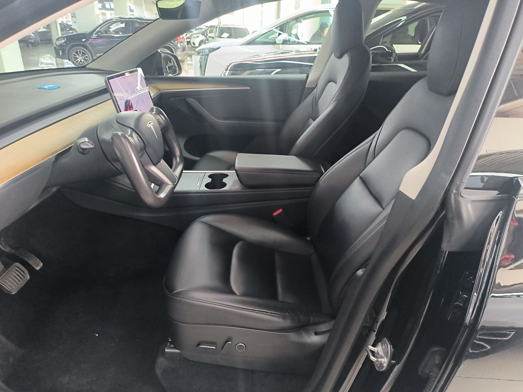 Переднее сиденье в автомобиле