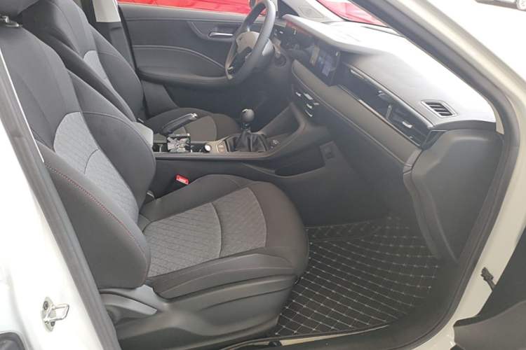 Used Roewe i5 2023 1.5L Manual Comfort Edition
