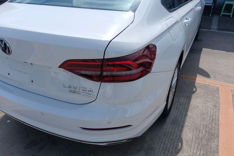 Used Volkswagen Lavida 2021 1.5L Automatic Comfort Edition Exterior 3