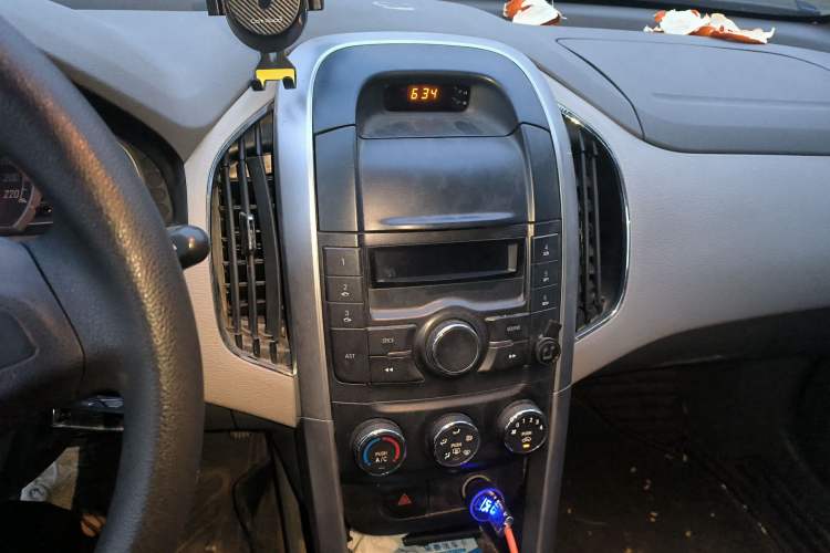 Used Baojun 630 2011 1.5L manual standard version
