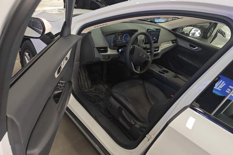 Used Hongqi E-QM5 2025 500km Range Commuter Version