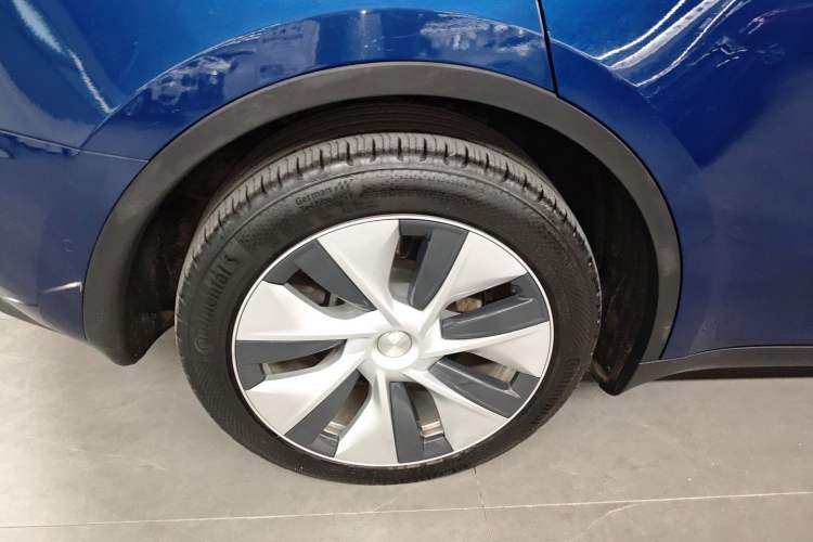 Used Tesla Model Y 2021 Long-Range All-Wheel-Drive Version Right Rear Wheel Hub