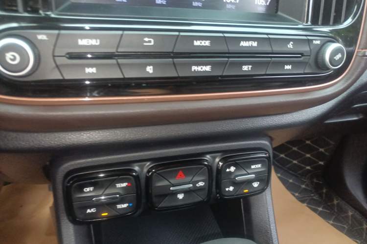 Used GAC Trumpchi GS3 2017 200T Automatic Elite Edition Audio And AC Panel