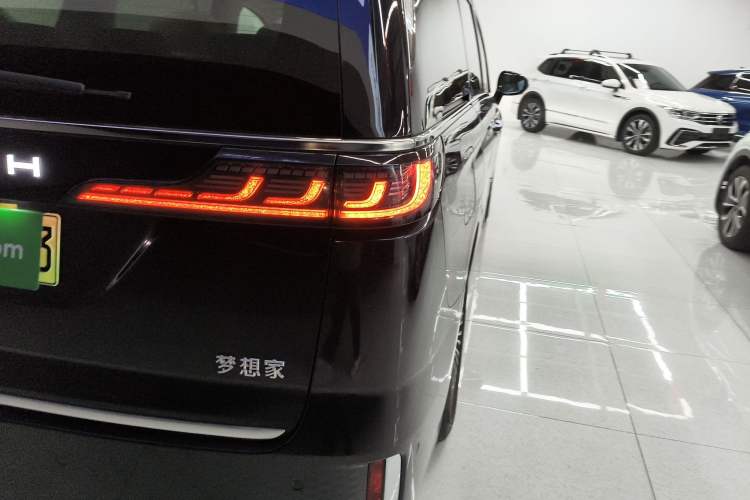 Used VOYAH Dream 2025 PHEV Four-Wheel-Drive Flagship Kunpeng Edition Right Rear Taillight