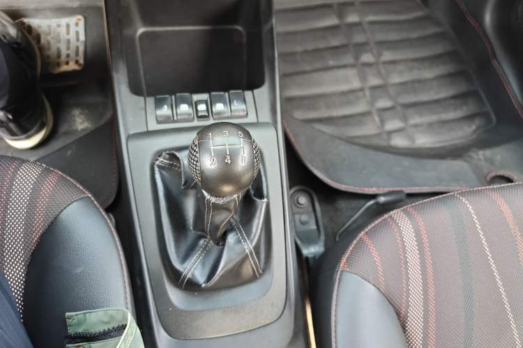 Used Chevrolet Sail 2013 Sedan 1.2L Manual Fashionable Happiness Edition Gear Lever