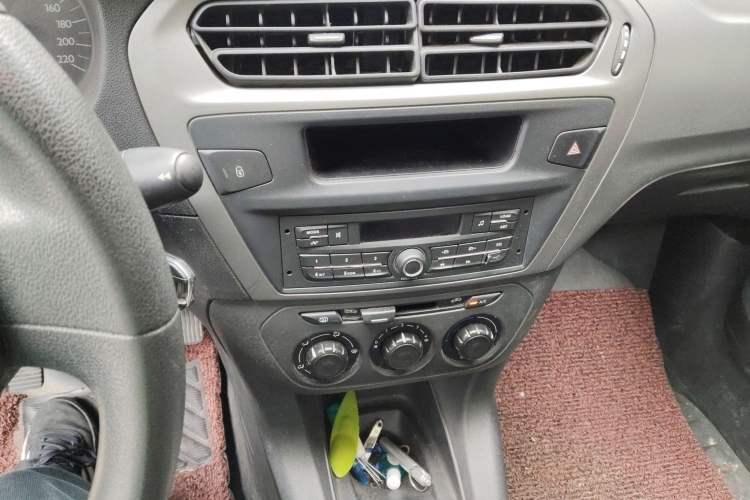 Used Citroen Elysee 2015 Zhishang Edition 1.6L Manual Fashion Model Audio And AC Panel