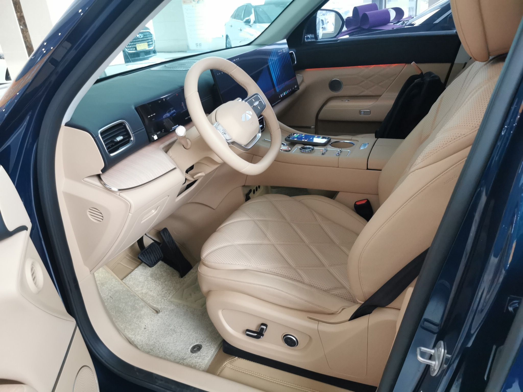 المقاعد الأمامية داخل السيارة