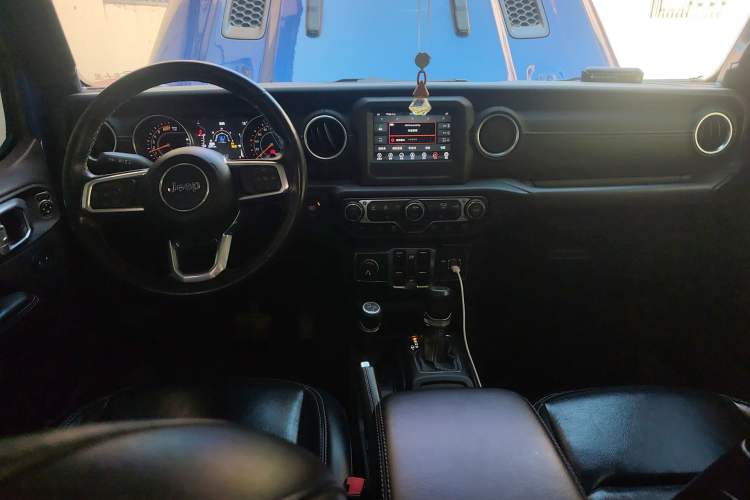 Used Jeep Wrangler 2019 2.0T Sahara Four-Door Version China VI Emission Standard