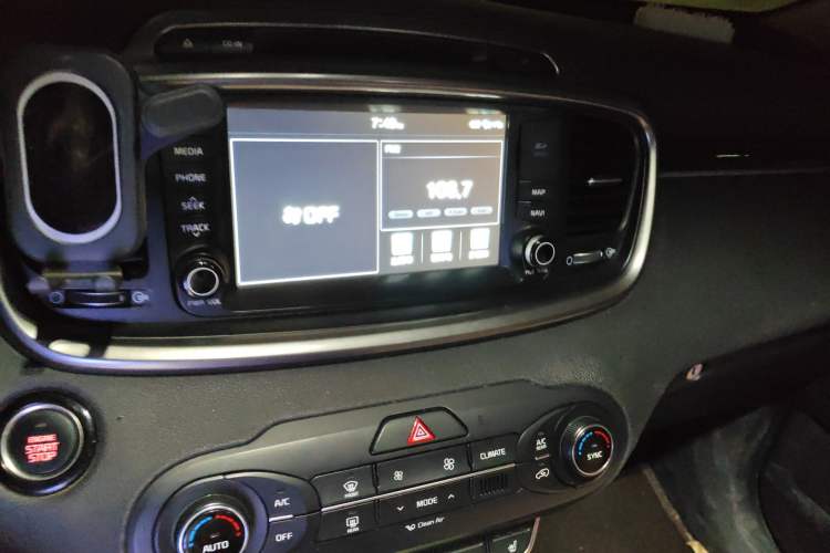 Used Kia Sorento 2015 Sorento L 2.4L Gasoline 4WD Elite Edition 7 Seats China IV Standard