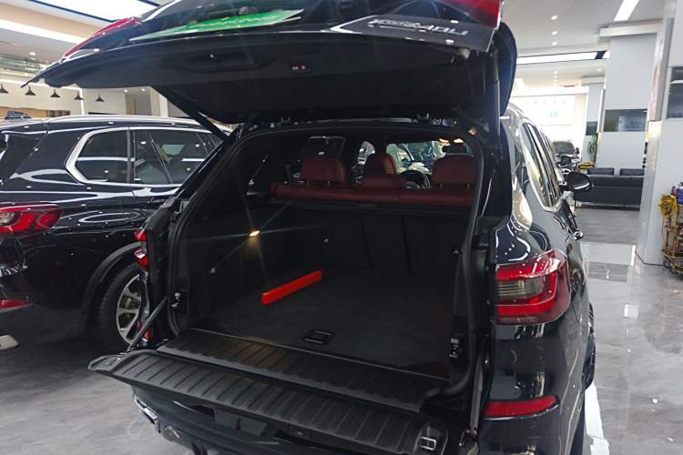 Used BMW X5 2022 Restyled xDrive 40Li M Sport Package Trunk