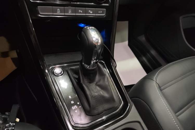 Used Volkswagen Touran 2016 Volkswagen Touran L 280TSI DSG Luxury Edition Gear Lever