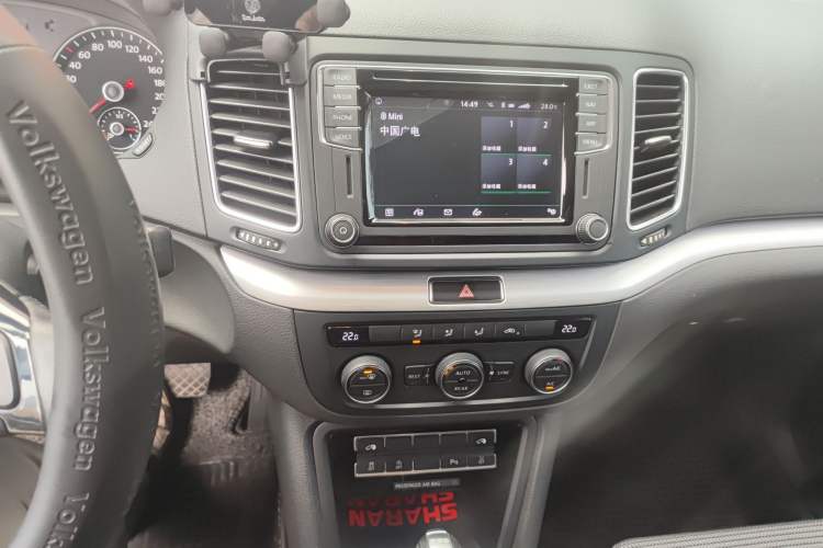 Used Volkswagen Sharan 2018 380TSI Comfort Edition 7-Seater Audio And AC Panel