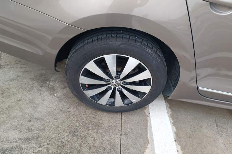 Used Volkswagen Sagitar 2017 1.6L Automatic Comfort Model Right Rear Wheel Hub