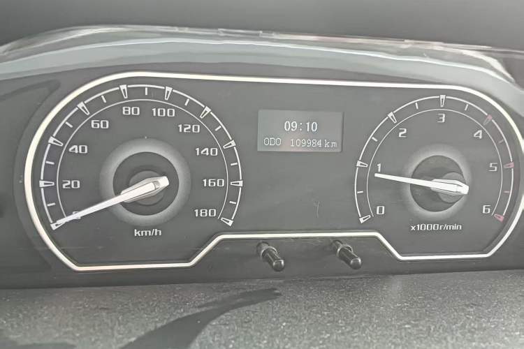 Used SAIC MAXUS Xintu V80 2018 2.5T 6-Speed Manual Aoyuntong Short Wheelbase Mid-Height 5-6 Seater
