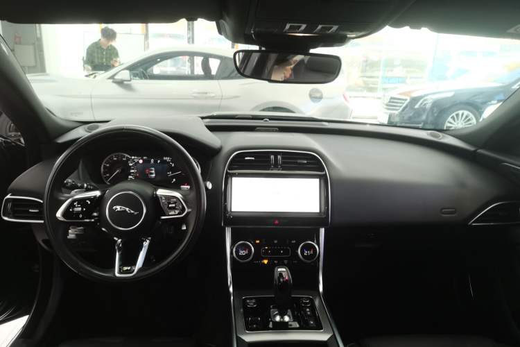 Used Jaguar XEL 2023 2.0T 200 PS R-DYNAMIC Youth Sports Edition Center Console