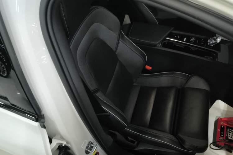 Used Volvo V60 2024 B5 Zhiyuan Sport Edition
