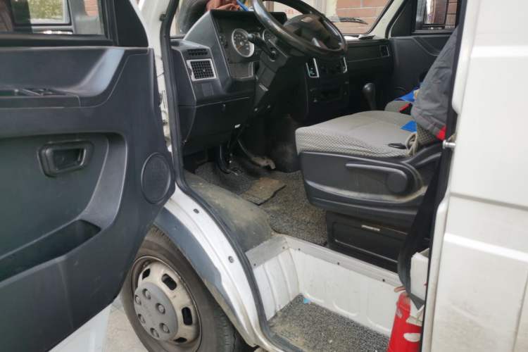 Used Iveco Daily 2021 2.5T A35 M1 Passenger Van 5-9 Seater Short Wheelbase Mid-Roof Design Dual Tires Side Sliding Door
