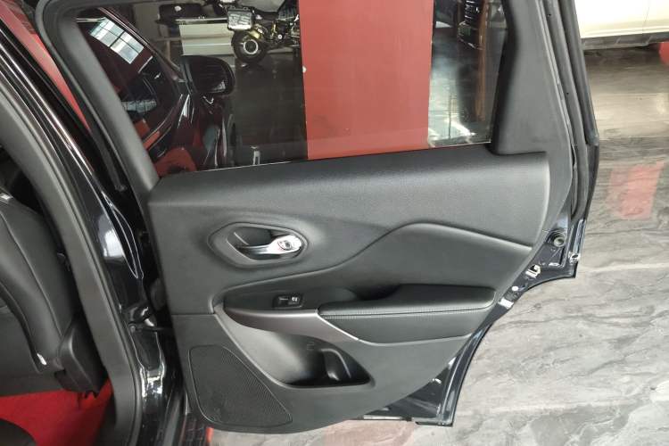 Used Jeep Cherokee 2019 2.0T Four-Wheel Drive Exploration Edition + Autonomous Driving Smart Package China V