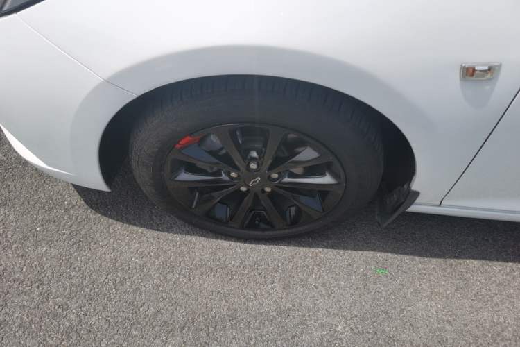 Used Chevrolet Cruze 2018 Redline 320 Automatic Pioneer Edition Left Front Wheel Hub