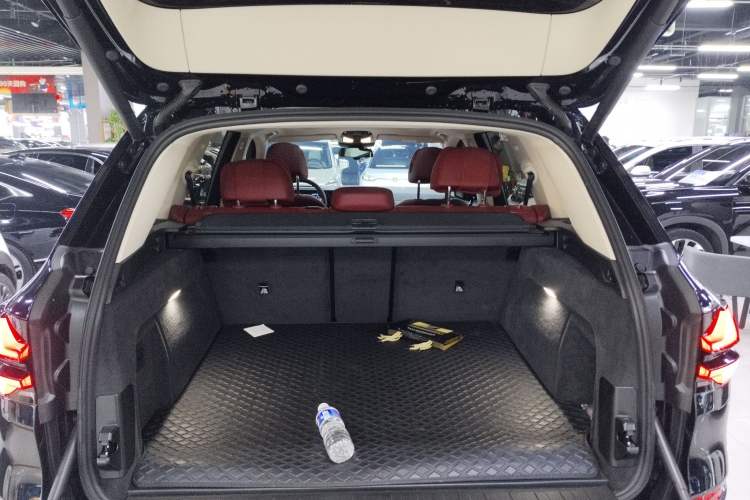 Used BMW X5 2023 xDrive 30Li Luxury M Sport Package
