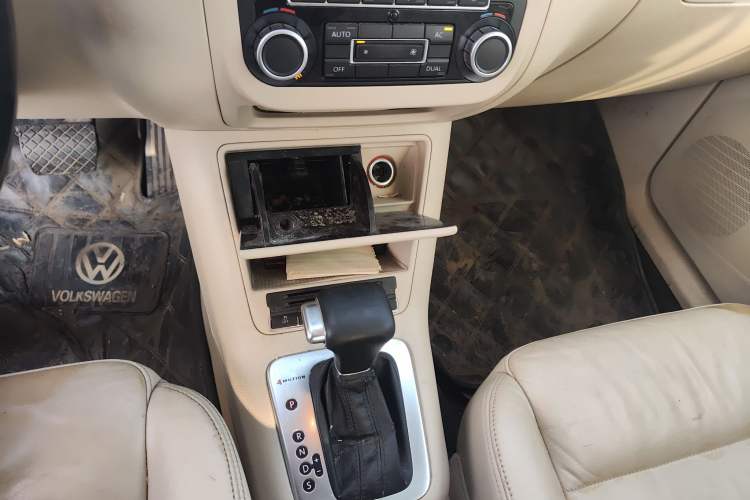 Used Volkswagen Tiguan 2010 2.0 TSI Automatic All-Wheel-Drive Elite Edition Gear Lever