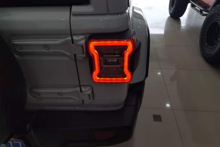 Used Jeep Wrangler 2019 2.0T Sahara Four-Door Electric Convertible China VI Emission Standard Right Rear Taillight