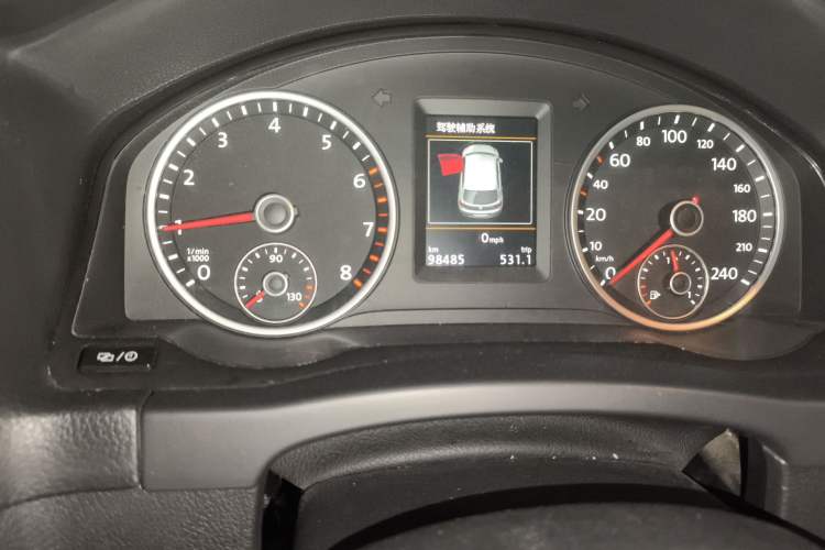 Used Volkswagen Tiguan 2015 1.8TSI Automatic Two-Wheel Drive Luxury Model Odometer Close Up