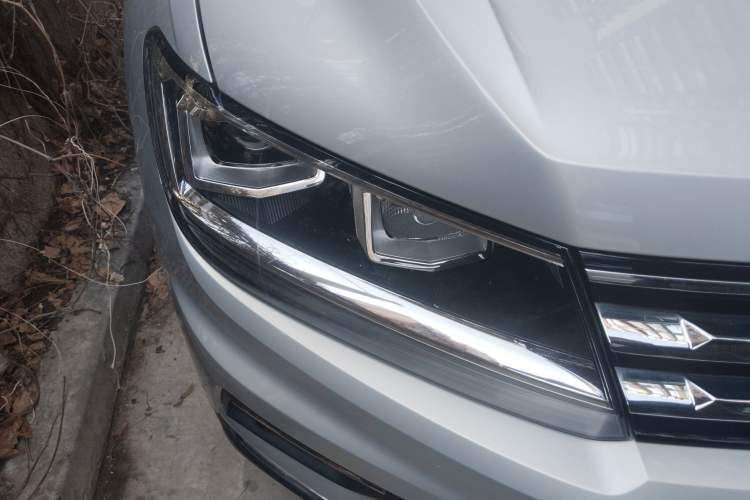 Used Volkswagen Tiguan L 2019 330TSI Automatic Two-Wheel Drive Smart Luxury Version China VI Standard Right Front Headlight