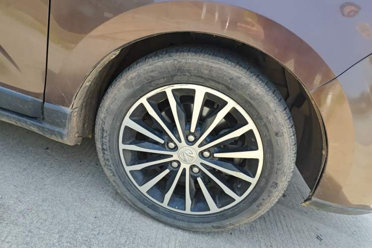 Used BAIC Weiwang M50F 2017 1.3T Standard Model Right Front Wheel Hub