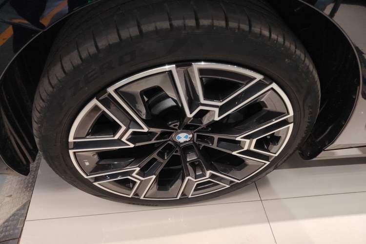 Used BMW 5 Series 2025 530Li Luxury Edition M Sport Package Left Front Wheel Hub