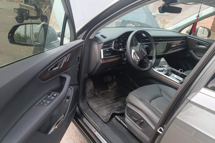 Used Audi Q7 2023 55 TFSI quattro S line Sport Edition Driver Seat