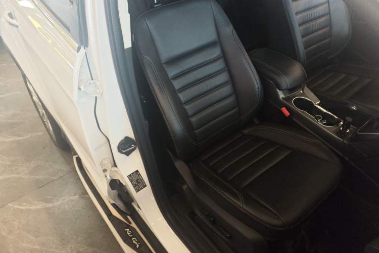 Used Ford Kuga 2015 1.5L GTDi Four-Wheel-Drive Elite Model Right Front Seat